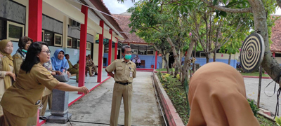 Lomba Lempar Dart Guru